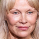 Pamela Anderson navdušila ne v enem, ampak v kar dveh črnih stajlingih. Kateri vam je bolj všeč?