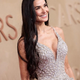 Demi Moore na Oskarjih navdušila v svetleči Armani obleki, ki je poudarila njeno sanjsko postavo