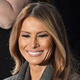 Mojstrica elegance: Melania Trump očarala v brezčasni sivi kombinaciji
