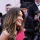 Carla Bruni v prečudoviti obleki, ki diši po zgodovini in razkošju