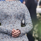 Pamela Anderson presenetila z novo pričesko in obleko, ki spominja na Ivano Orleansko (Met Gala 2025)
