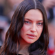 Irina Shayk na festivalu v Cannesu v arhivski YSL obleki, ki je zasenčila vse ostale