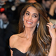 Amal Clooney na rdeči preprogi v Cannesu očarala v arhivski Dior obleki: vzbudila tudi nekaj začudenih pogledov