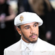 Lewis Hamilton: Od 'paddocka' do prestižnih stopnic na dogodku Met Gala