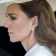 Princesa Kate za svečano priložnost izbrala angelsko belo krilo, ki smo ga na spletu našli za manj kot 50 evrov