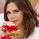 Ali veste, zakaj Victoria Beckham okoli roke nosi rdečo nit? Le malo ljudi pozna pravi pomen tega običaja