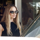 Materinski sijaj Margot Robbie: na plaži navdušila v elegantni črni obleki