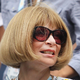 Anna Wintour že 30 let nosi te vsestranske sandale, narejene posebej zanjo – le enkrat so doživeli "prenovo"