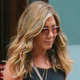 Jennifer Aniston poleti prisega na to obutev (manj je več)