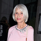 Helen Mirren presenetila v rožnatem videzu od glave do pet in poljubila Pierca Brosnana