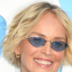 Sharon Stone navdušila v elegantni maksi obleki, ki jo je kombinirala z drznimi čevlji