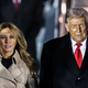 Melania Trump ujeta v popolnem jesenskem plašču, ki je primeren za vsako priložnost