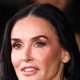 Demi Moore v zlati obleki kot iz pravljice: a pozor, pogled vam bo ukradel nepričakovan detajl