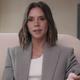 Srajce in bluze se odslej nosijo samo tako: Victoria Beckham potrdila trend, ki bo vladal v 2026