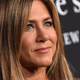 Jennifer Aniston in ikonična rdeča obleka, zaradi katere niti Brad Pitt ni mogel odmakniti pogleda od svoje žene