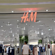 H&M ima spomladansko jakno, ki bi jo takoj imele čisto vse (razlog za to pa je še kako jasen)