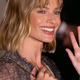 Margot Robbie razkriva modni kos, ki to pomlad izpodriva kavbojke