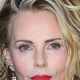 Ta detajl na njej je takoj pritegnil pozornost: Charlize Theron presenetila z izbiro modnega kosa iz moške kolekcije