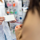 Hit iz lekarne, ki se ga dermatologi sramujejo priporočati: nanj prisega vse več žensk