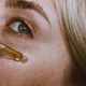 Volufiline: TikTok ga imenuje "filler v steklenički", dermatologi razkrivajo resnico