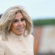 Ne prosojno obleko, Brigitte Macron sredi morja čez nebeško modre kopalke nosi ta popoln kos