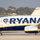 Ryanairu dobiček upadel za 16 odstotkov