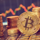 Nov mejnik: bitcoin čez 120 tisoč dolarjev, padel tudi evrski rekord