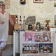 Zeliščarka iz Podnanosa vabi turiste v nasad šipka