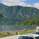 V nesreči jadrnice na Bohinjskem jezeru utonila oseba