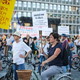 Ljubljanske ulice so preplavili protivladni protestniki, policija rumene jopiče obkrožila na trgu republike