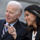 Nekdanja kongresnica Tulsi Gabbard izstopila iz demokratske stranke: nasprotuje vojnemu hujskaču Bidnu