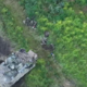 Zahrbtne mine: Grozljivi posnetek prikazuje ukrajinske vojake, ujete na minskem polju (VIDEO)