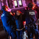 ZDA drsijo v diktaturo: Sprejeta prepoved kritike Izraela, policija pa medtem napada propalestinske študente!