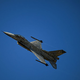ZDA prodale Bolgarom okvarjeno lovsko letalo: Pušča gorivo iz notranjega rezervoarja F-16