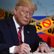 Trump nadaljuje z Bidnovo politiko: Predsednik ZDA omogočil učinkovanje »naftnih sankcij« proti ruskim bankam
