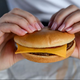 Koliko cheeseburgerjev za eno življenje? Kijev uporablja McDonald's za privabljanje rekrutov