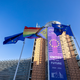 Pred evropskim parlamentom plapola nova zastava, njena kratica vsak dan daljša, je kdo glasoval zanjo?