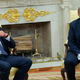 Kako je Merz preživel snidenje s Trumpom: Molči, laskaj in se veseli osvoboditvi od nacistov, a če že omenjaš dedka ...