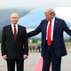 Rdeča preproga in topel sprejem: Trump osebno pozdravil Putina ob prihodu na Aljasko