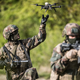 Poglejte, kako »moderne« drone izdelujejo v ZDA in s kako »izvirnimi« sredstvi se svetovalci SV proti njim borijo!