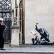 Banksyjeva poslikava v Londonu prepleskana, londonska policija bi lahko razkrila identiteto umetnika