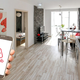 Predlog zakona tudi o oddajanju sob prek Airbnb. Predlagana uzakonitev obveznega nudenja čiste pitne vode v gostinskih obratih