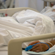 Po spremenjenem načinu poročanja o hospitaliziranih zaradi covida-19 v bolnišnicah 513 bolnikov