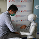 Robotka Frida začenja z uvajanjem v UKC Maribor. Pacientu je izmerila temperaturo, ga izprašala, nato pa sta skupaj naredila še dihalne vaje (VIDEO in FOTO)