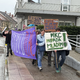 FOTO in VIDEO: Mladi v Slovenj Gradcu so s protestom klicali po strehi in podpori