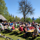 FOTO: Tradicionalni prvomajski pohod iz Vuzenice na Kočo Planinc je bil odlično obiskan