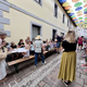 FOTO: Na Ravnah dogajanje Pod dežniki pospremilo sonce in posebna ustvarjalna energija