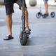 Na Ravnah 90-letni pešec huje poškodovan v trčenju z električnim skirojem