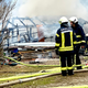 FOTO: Ob eksploziji v lopi poškodovani trije gasilci in lastnik objekta