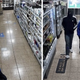 Drzna tatvina roparjev trgovine na Ptuju, ju prepoznate?